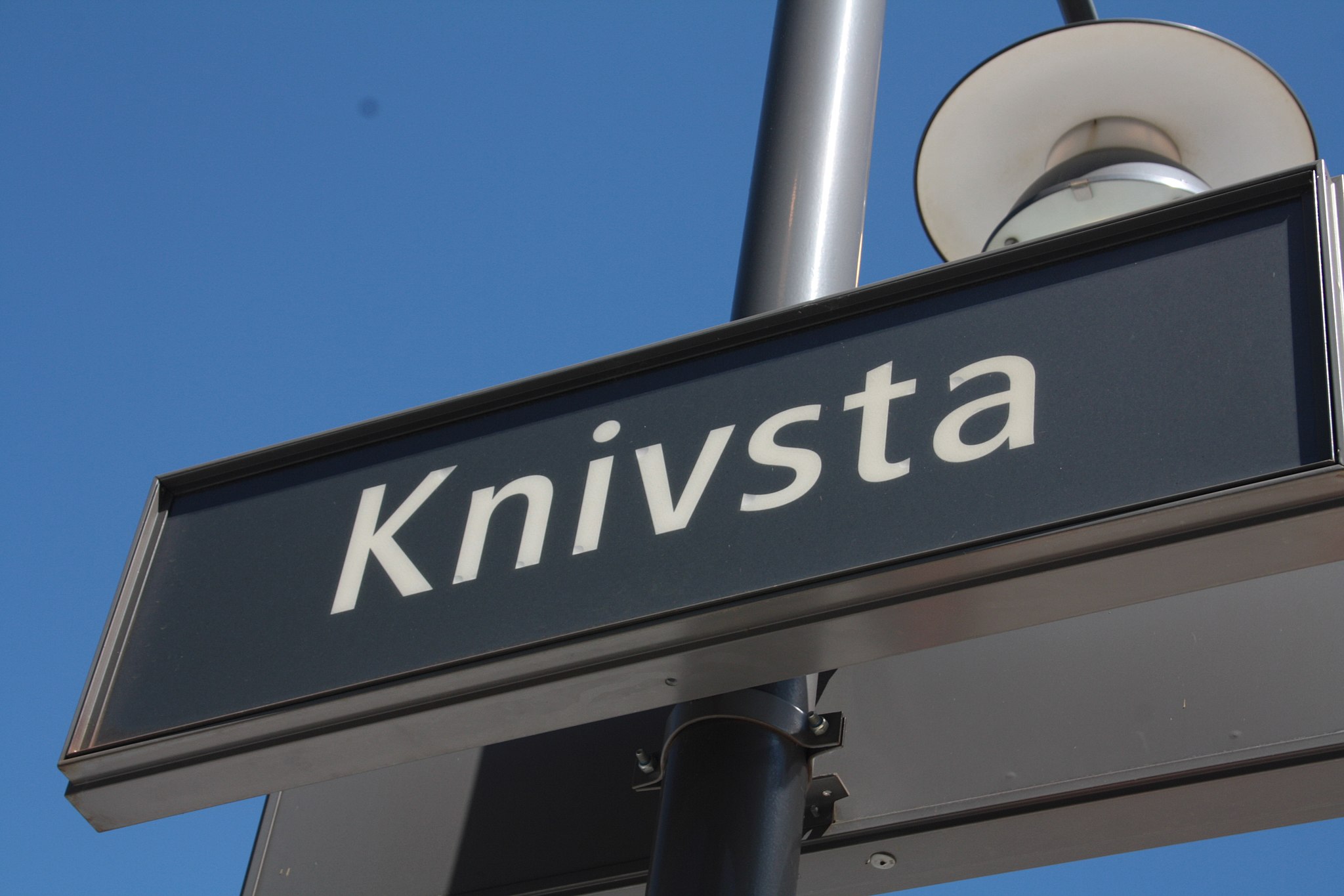 Knivsta stationsskylt