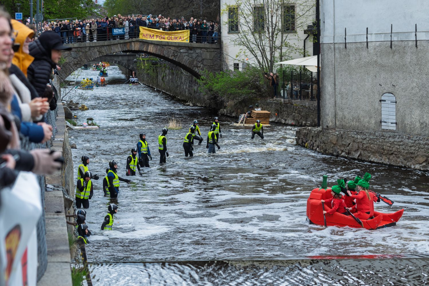 Flottar i forsar vid ån i Uppsala under valborgsfirandet. 
