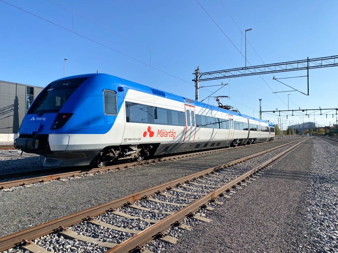 Ett nymålat regionaltåg i Mälartågs färger