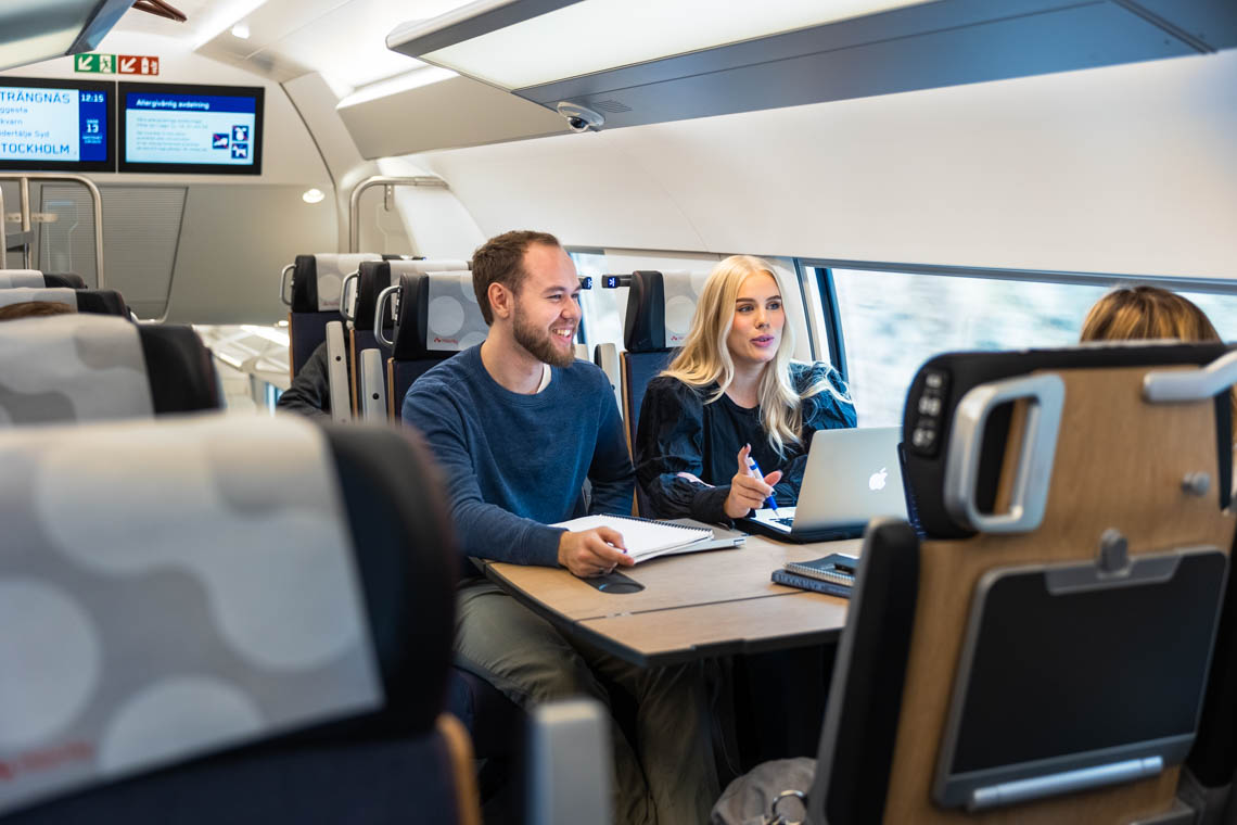 studenter som pratar ombord på tåget
