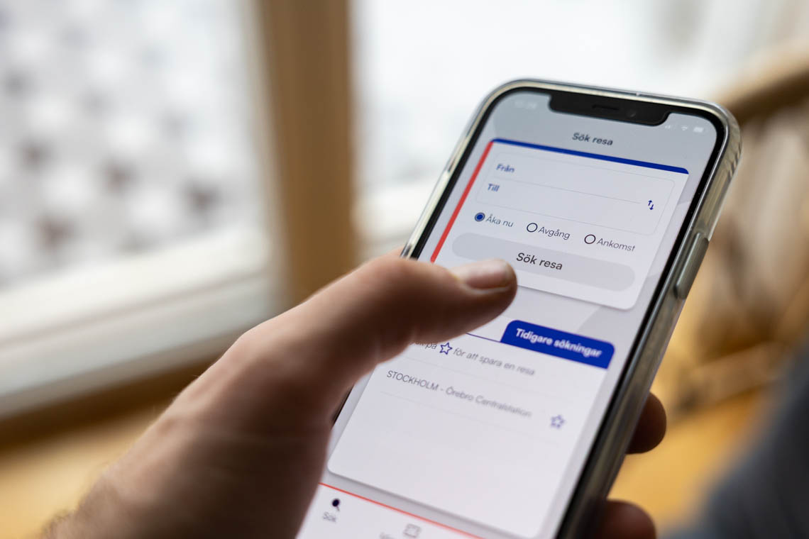 person using the mälartåg app